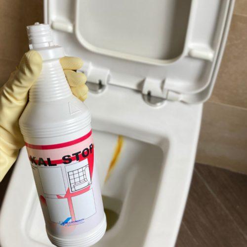 Kal Stop Disincrostante Acido WC è un detergente disincrostante professionale per rimuovere calcare e ruggine ostinati dal wc. con ruggine